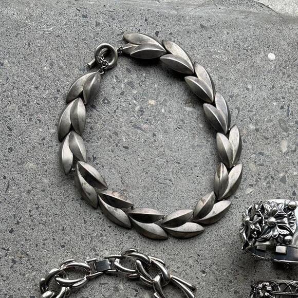 Rare Vintage Givenchy Brushed Metal Laurel Panel Necklace - Picture 1 of 1